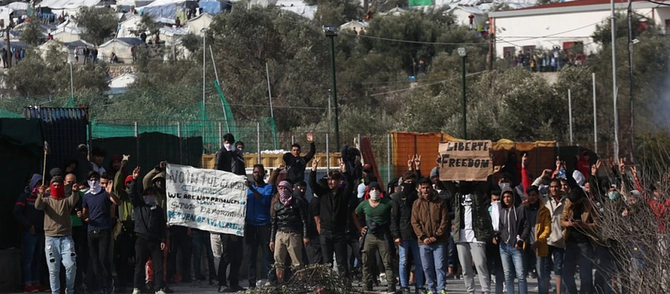 ΕΚΤΑΚΤΟ: Νέα πορεία 1.000 αλλοδαπών από τη Μόρια - Κατευθύνονται στη Μυτιλήνη - Έχουν μαζί τους ξύλα και μαχαίρια